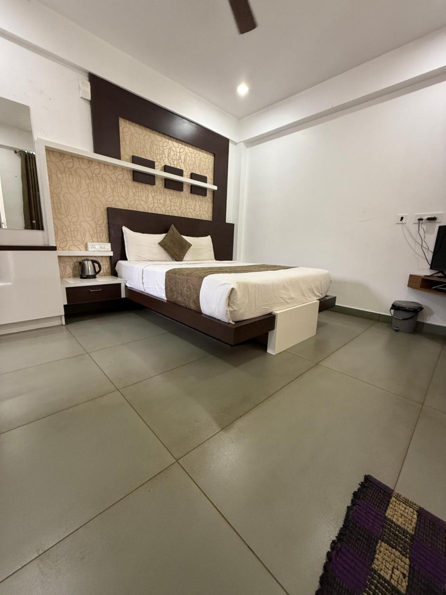 Honey Rock Hotel Kanthalloor Екстериор снимка