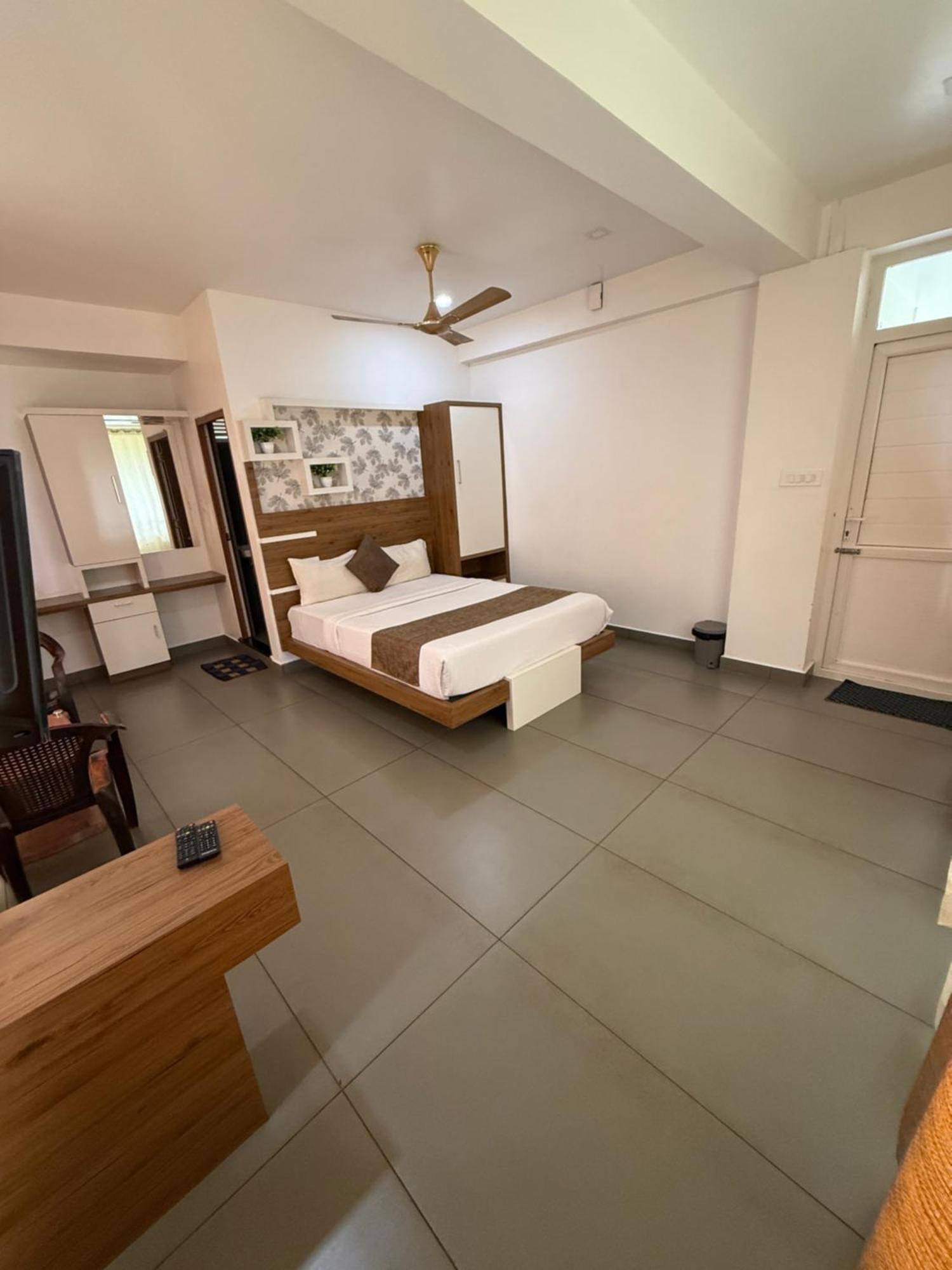 Honey Rock Hotel Kanthalloor Екстериор снимка